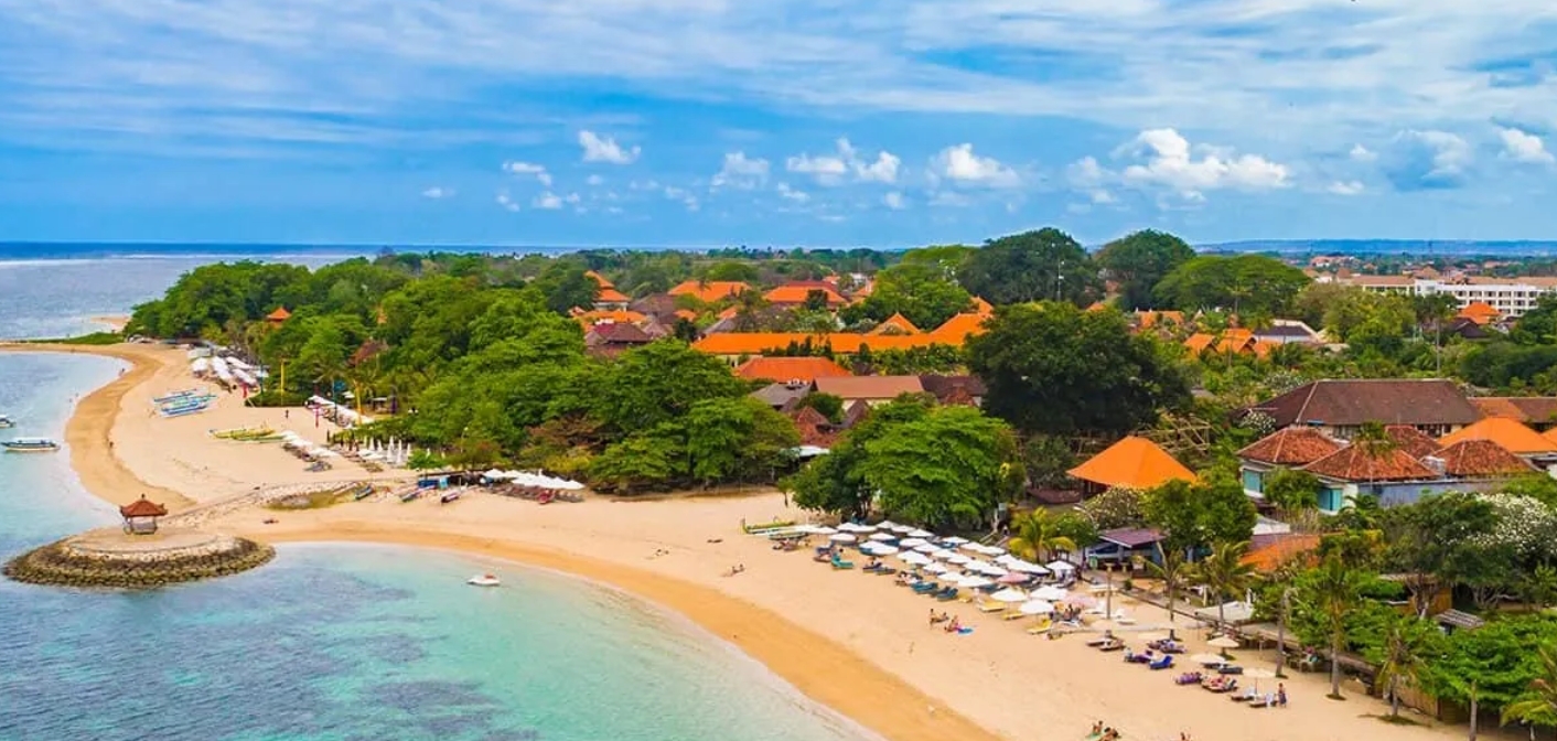 Plage et toits orangés