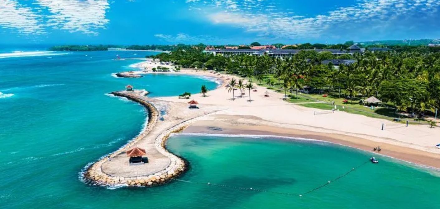Plage, palmiers et digue