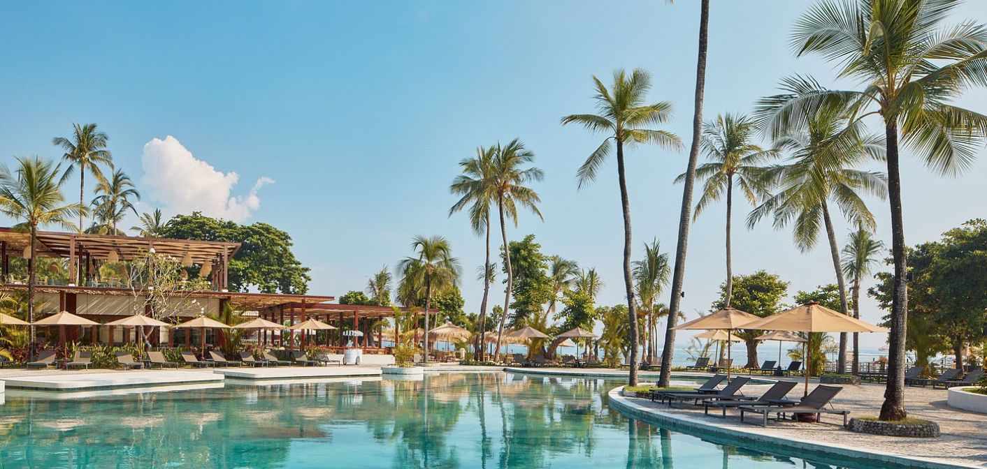 Piscine et parasols